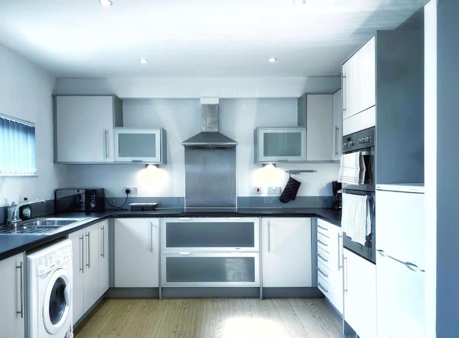 Апартаменты New Luxurious And Business Apt Суонси Экстерьер фото
